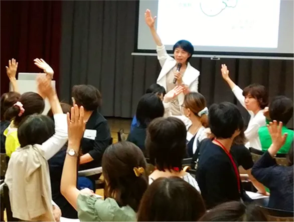 講座に参加する皆さんと、対話を重ねるワークショップの様子